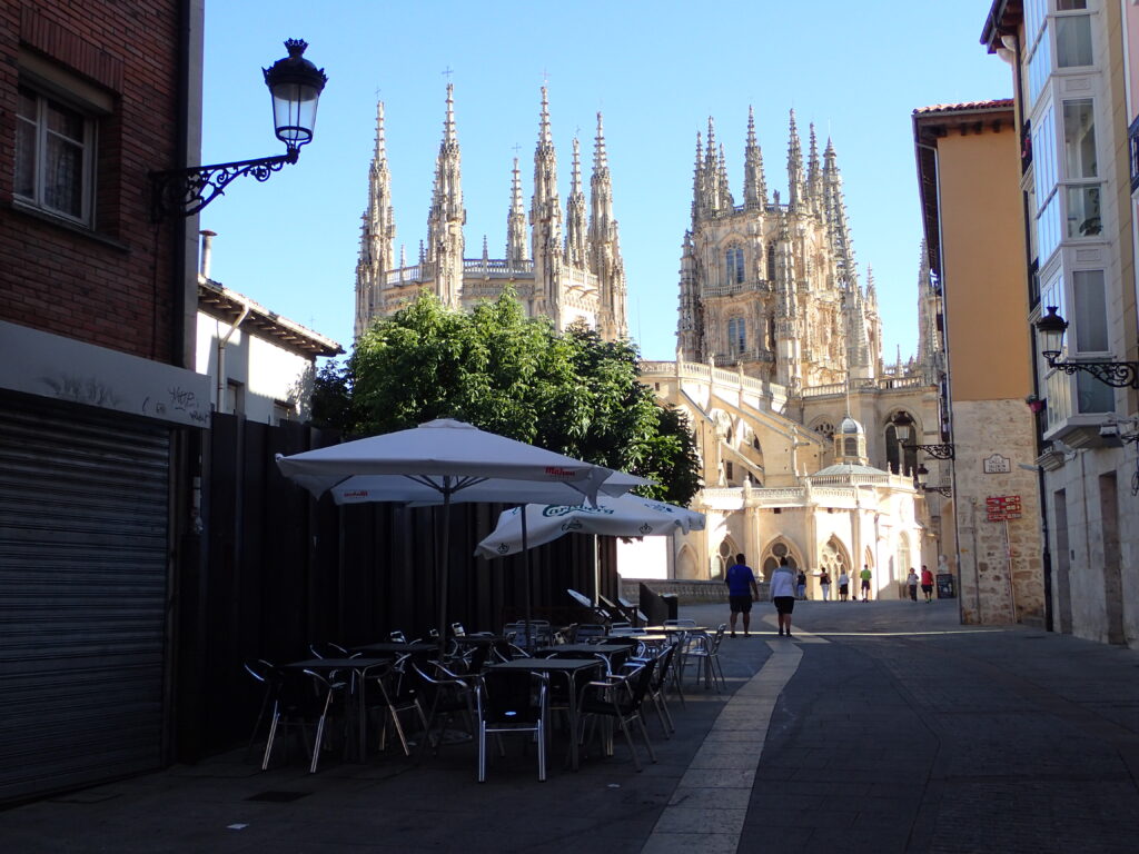 Katedrala v Burgosu, kot sem jo občudoval ob kavi in boleči nogi