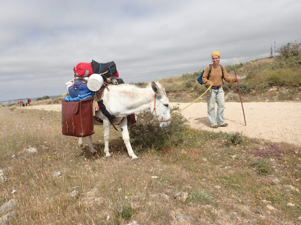 Mimohod romarjev, ko malicam ob poti